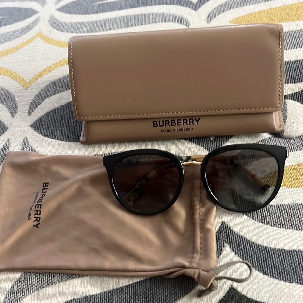 Burberry Black & Brown Cat-Eye Sunglasses with Tan Case